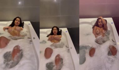 Ayarla Souza pelada na banheira mostrando seu corpo
