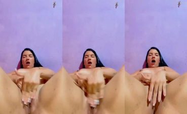 Cleysa Krause onlyfans masturbando a buceta com pernas arregaçadas