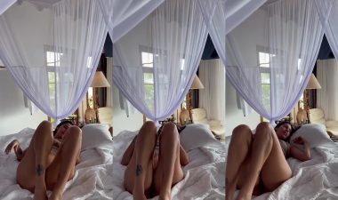 Fernanda Mota Farhat pelada na cama mostrando a bunda