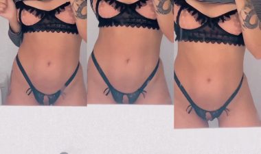 Magrinha criadora de conteúdo adulto se exibindo em frente ao espelho