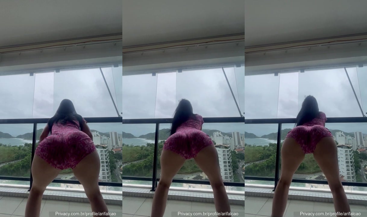 Privacy Ari Falcão em um shortinho curto