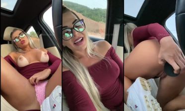 Privacy Maikelly Muhl no carro metendo consolo no cu e na buceta