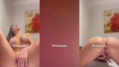 manuela-luiza-pelada-esfregando-os-dedos-na-bucetinha-gostosa