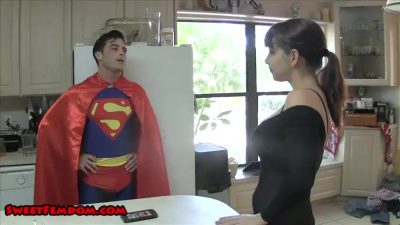 Superman recibiendo una paja